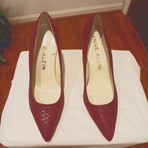 Anne Klein Snake Print Embossed Suede Finish Leather Burgundy Pumps Size 9.5 M